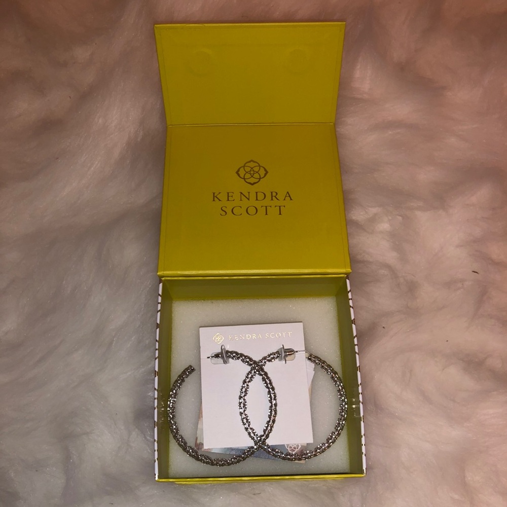 Maggie 2.5 Hoop
